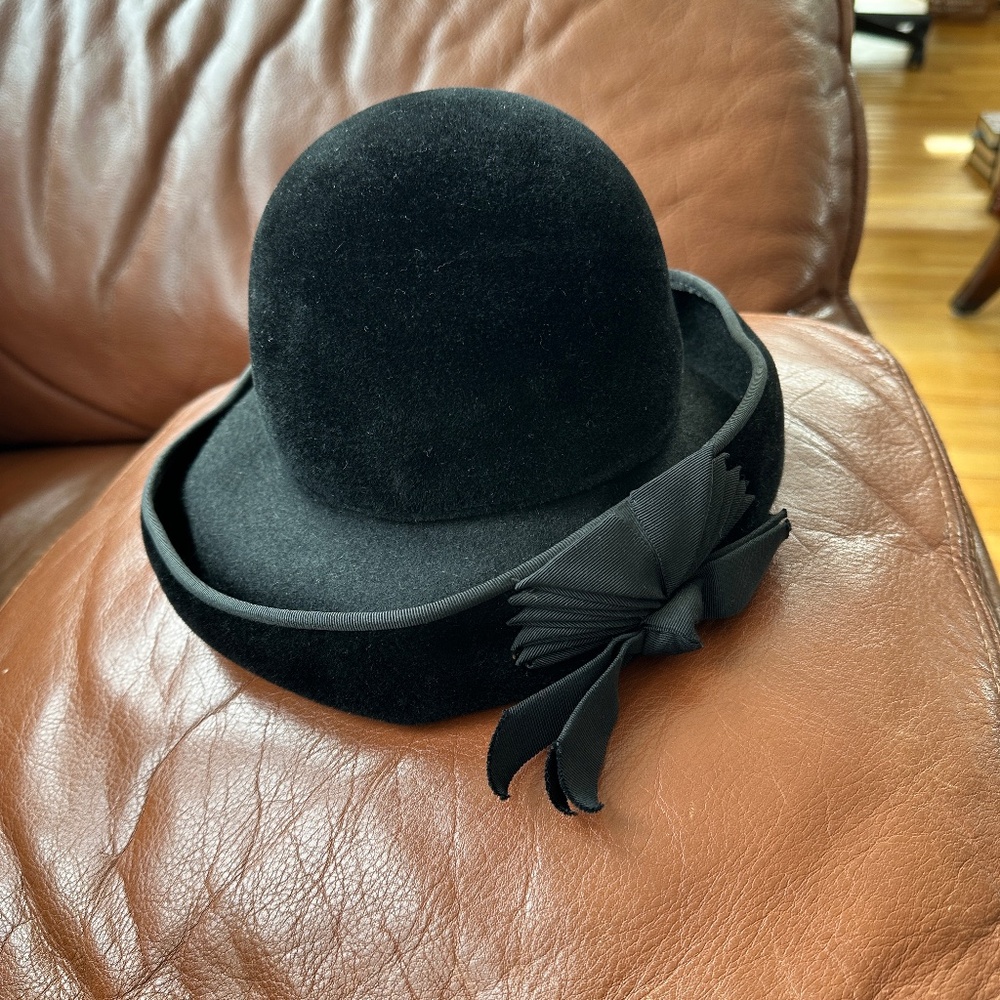 Vintage 1950s Bow Hat Black Wool Felt Sandra New York 22.5 Small